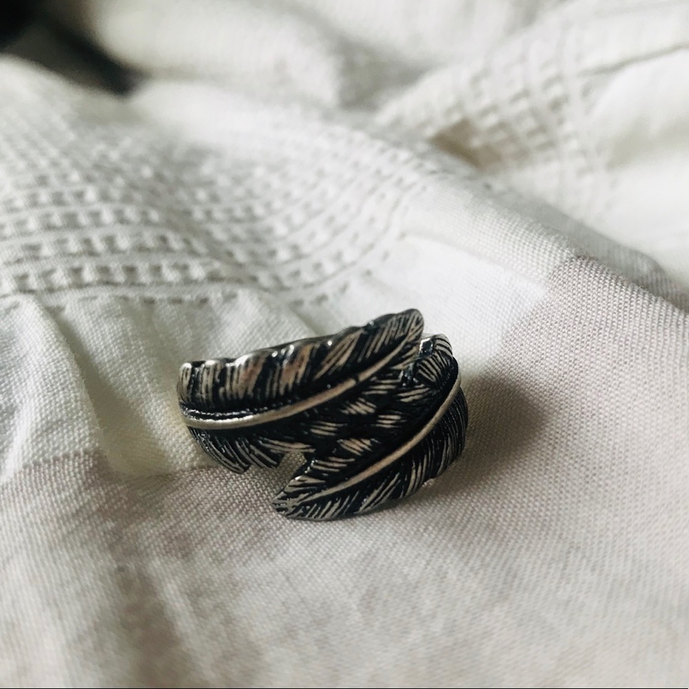 Wrap around leaf ring